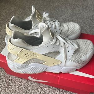 Nike Air Huarache
White Pure Platinum